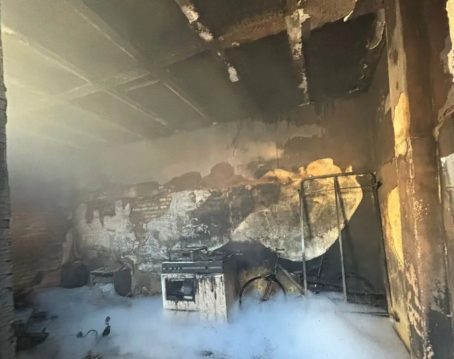El fuego arras&oacute; las dependencias del inmueble
