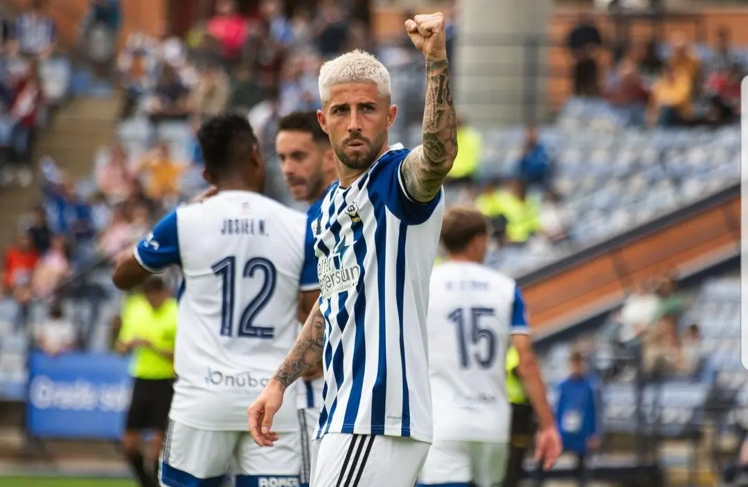 Antonio Dom&iacute;nguez celebra uno de los tres goles de la victoria contra el Algeciras por 3-1 del pasado s&aacute;bado. Fuente: Instagram oficial del Recreativo de Huelva