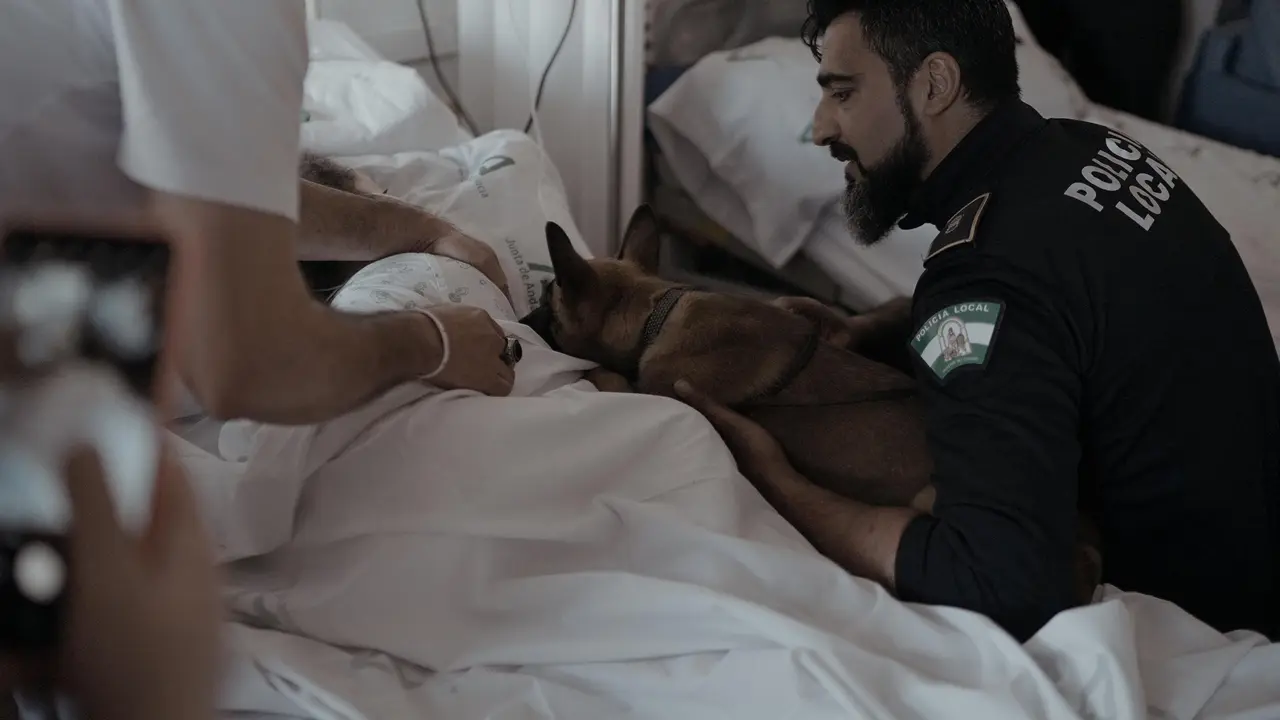 Polic&iacute;a junto a gu&iacute;a canino