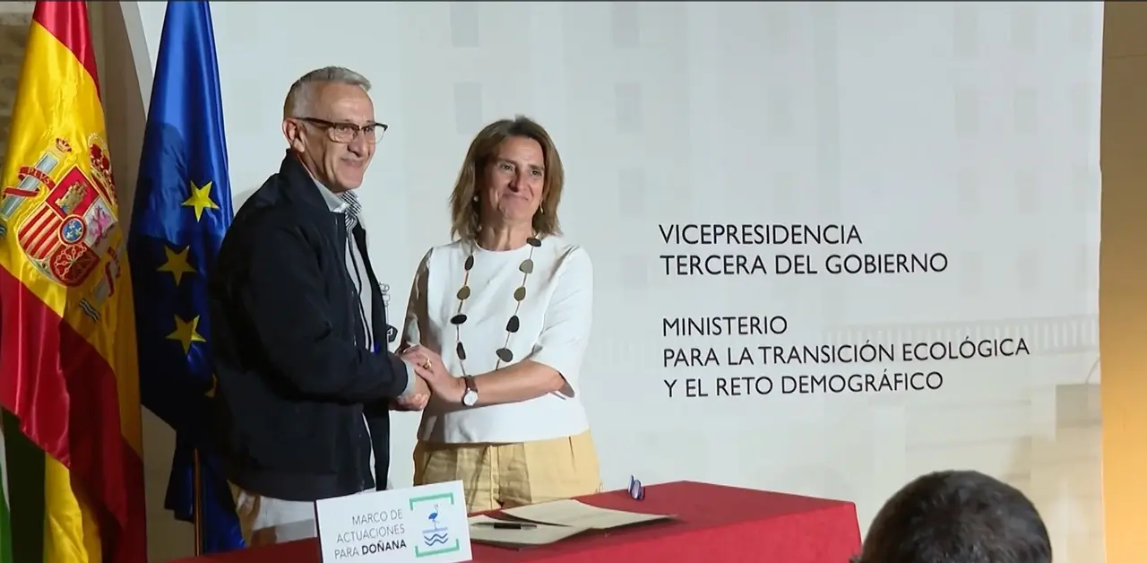 Ribera estrecha la mano al alcalde de Bonares