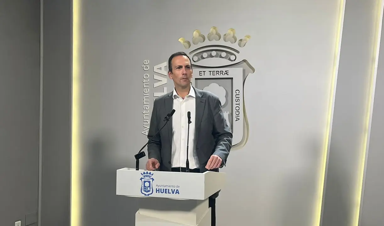 Francisco Mu&ntilde;oz en plena rueda de prensa