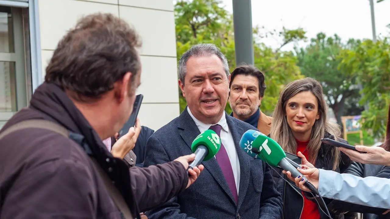 Juan Espadas junto a representantes provinciales del PSOE de Huelva