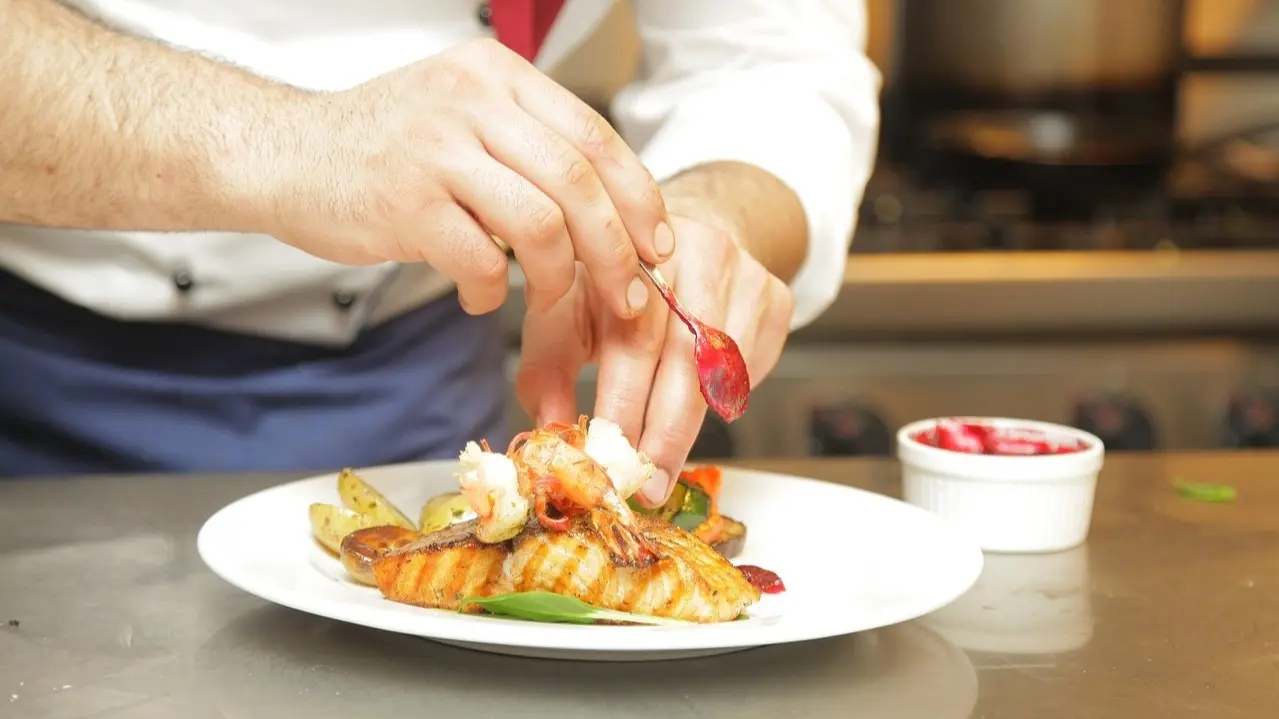 Oferta de empleo de cocinero/a 
 en Moguer. Imagen de archivo.