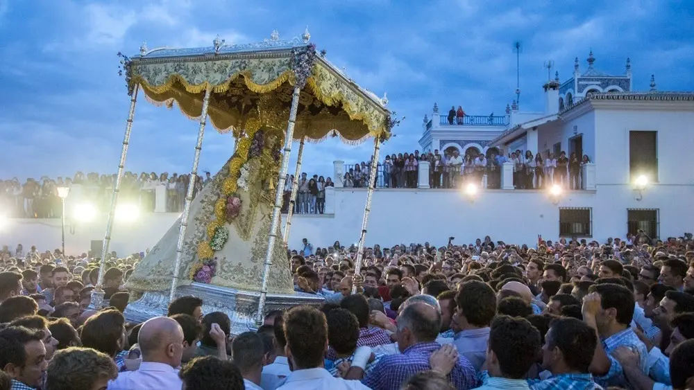 EL ROCIO ALMONTE , 08/09/18 HUELVA - Salida extraordinaria Virgen del Rocio centenario coronacion aldea El Rocio | Fuente: Alberto D&iacute;az.