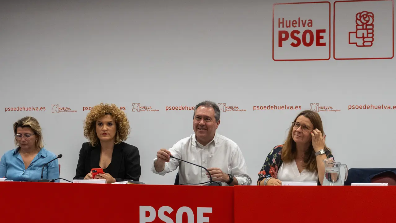 El secretario general del PSOE-A junto a dirigentes socialistas de Huelva