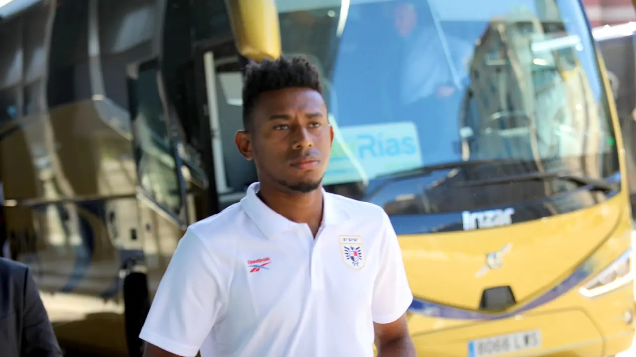 Josiel N&uacute;&ntilde;ez a la llegada al Estadio de Bala&iacute;dos de la selecci&oacute;n de Panam&aacute; para el partido contra la selecci&oacute;n de Galicia. Fuente: Twitter oficial de la selecci&oacute;n de Panam&aacute;