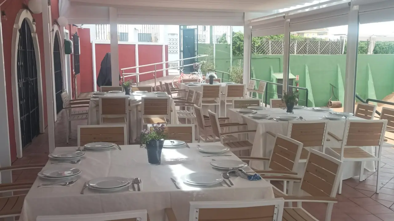 El club de Tenis de Punta Umbr&iacute;a busca camareros de incorporaci&oacute;n inmediata. Fuente: Facebook de Antonio Ponce S&aacute;nchez
