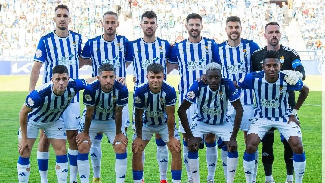 Fondo del once inicial del Recre en un partido de este curso. Fuente: Instagram oficial del Recreativo de Huelva