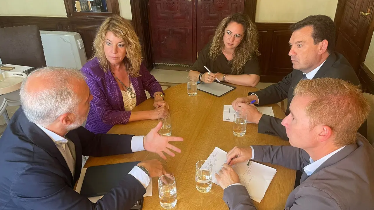Reuni&oacute;n entre las tres instituciones.