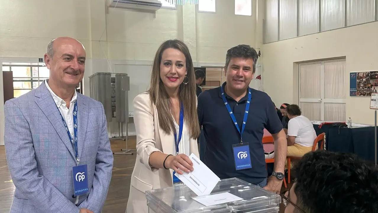 La diputada nacional acompa&ntilde;ada por representantes municipales de Lepe.