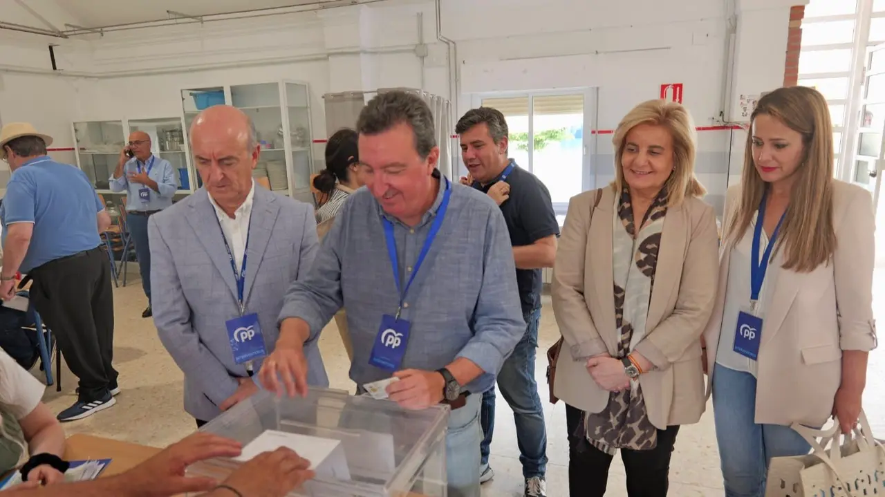 Gonz&aacute;lez acompa&ntilde;ado por el alcalde de la localidad, la diputada nacional Bella Verano y la exministra F&aacute;tima B&aacute;&ntilde;ez.