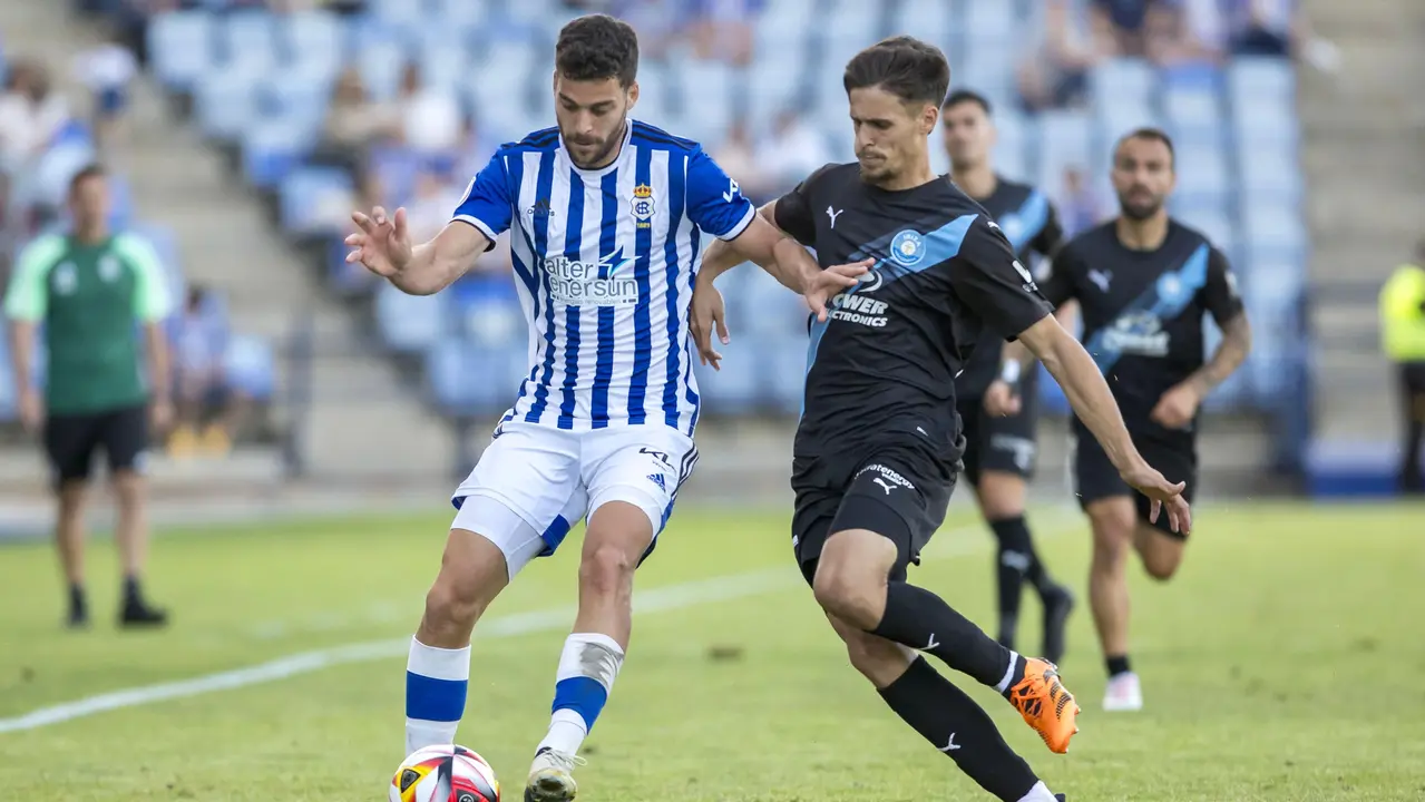 Luis Alcalde disputa un bal&oacute;n con un jugador del Ibiza en el &uacute;ltimo partido de la temporada 23-24. Fuente: Alberto D&iacute;az