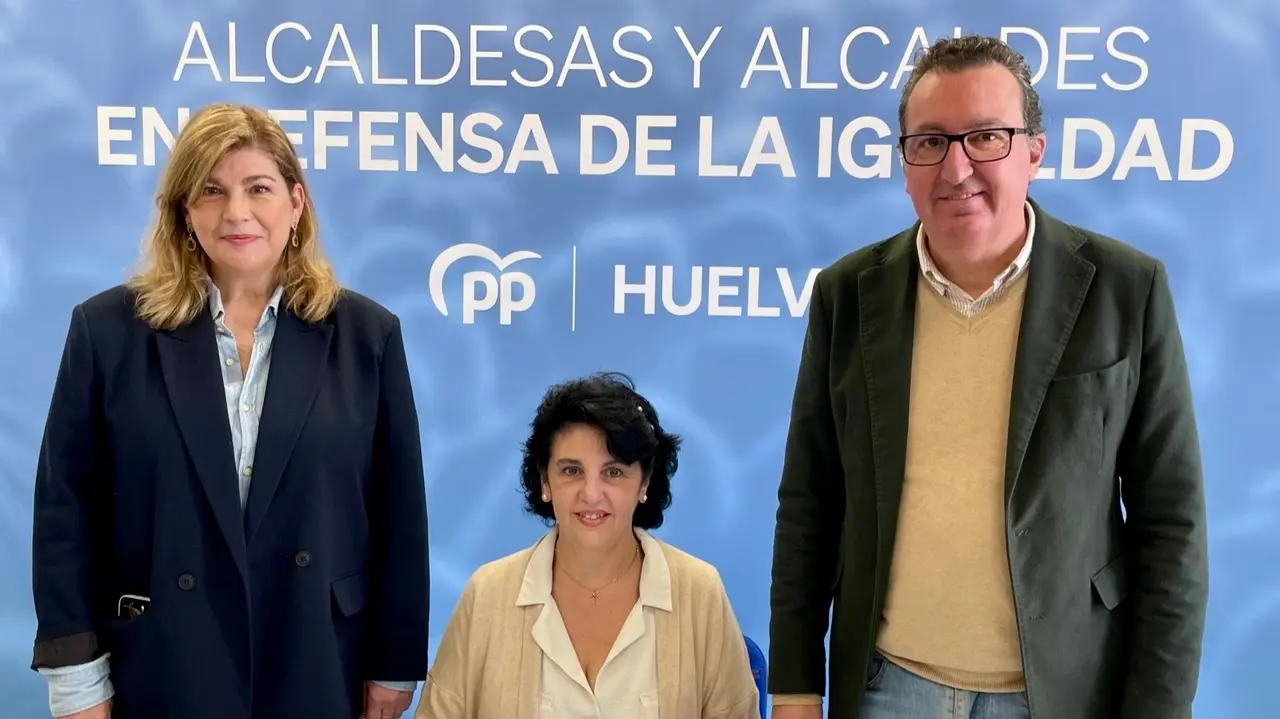 La nueva alcaldesa del municipio junto al presidente provincial y la secretaria general del PP de Huelva.