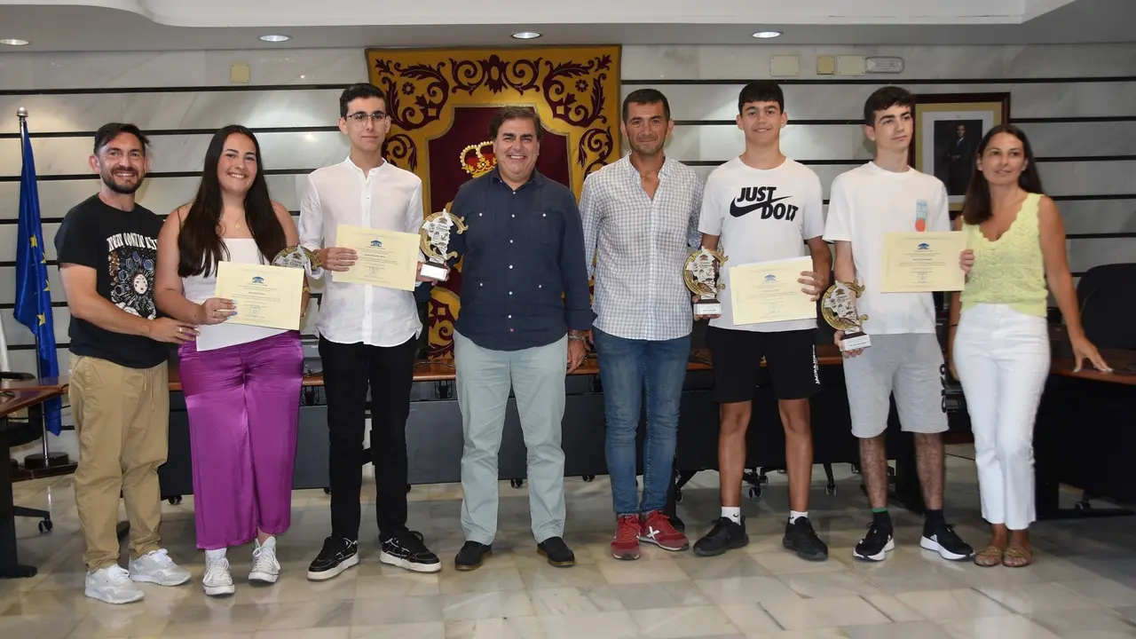 J&oacute;venes puntaumbrie&ntilde;os reconocidos por el consistorio