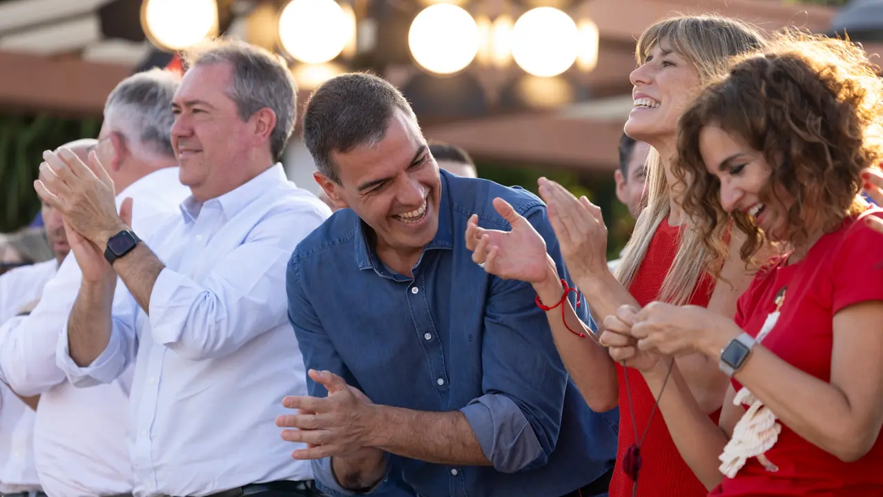 Bego&ntilde;a G&oacute;mez junto a Pedro S&aacute;nchez, Juan Espadas y Montero durante un mitin en las pasadas europeas. Fuente: PSOE