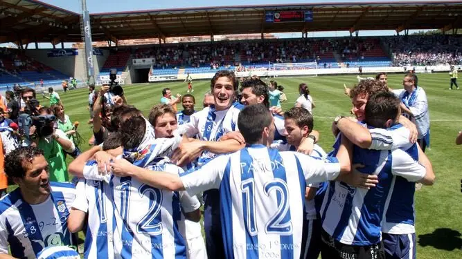 La temporada 2005-06 est&aacute; grabada en la memoria de todos los aficionados recrestivista por aquel gran curso en el que el Decano consigui&oacute; su tercer ascenso a Primera de la historia. Fuente: Twitter oficial del Recreativo de Huelva