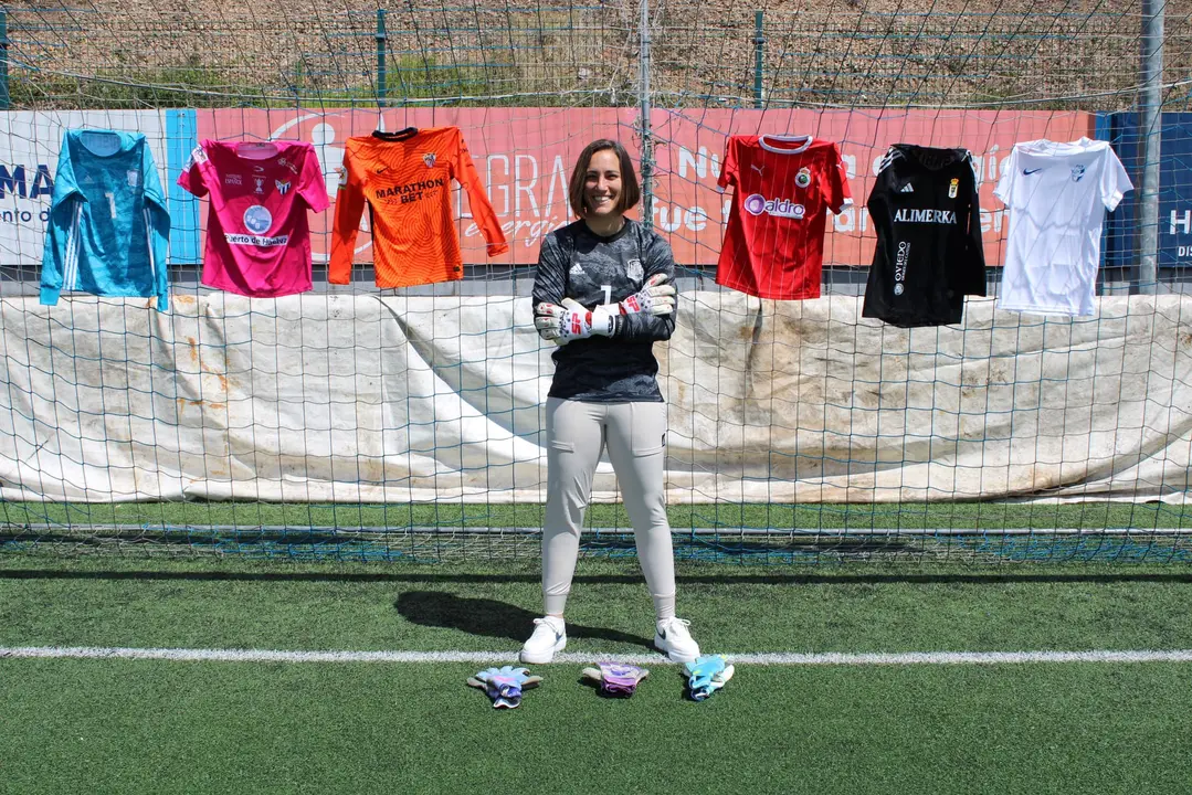 Sara Serrat Reyes anuncia su retirada junto a las camisetas de los equipos que ha defendido a lo largo de su carrera. Fuente: Facebook de Sara Serrat Reyes