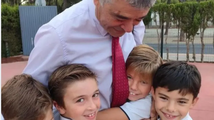 Don Sebas junto a alumnos del centro. Fuente: Colegio Colegio Tierrallana-Entrepinos