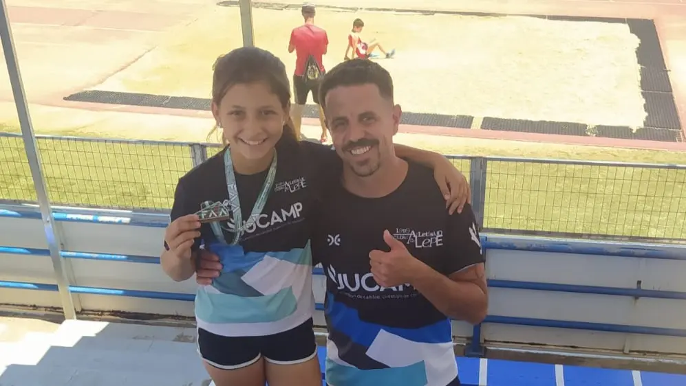 La joven lepera con la medalla. Foto: Ayuntamiento de Lepe