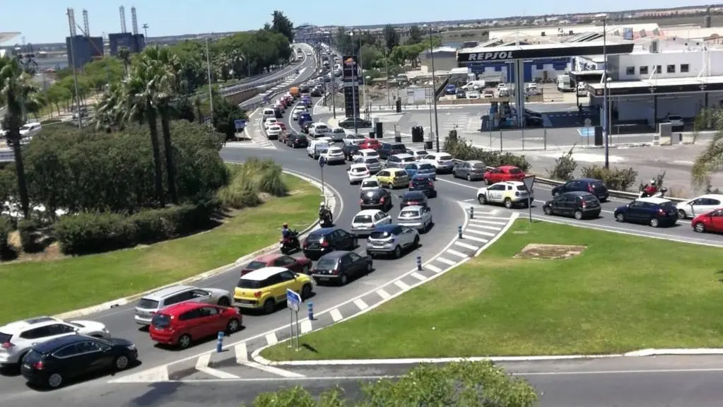 Foto de archivo de retenciones en el Puente del Odiel