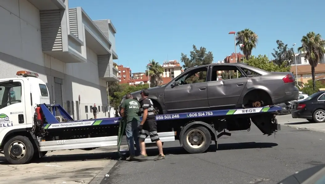 Retirada de un coche abandonado en la v&iacute;a p&uacute;blica.