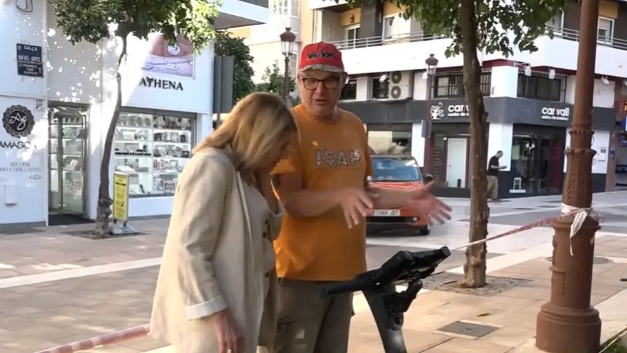 La alcaldesa de Huelva, Pilar Miranda, en el inicio de los trabajos en la Plaza Arqueol&oacute;gica.