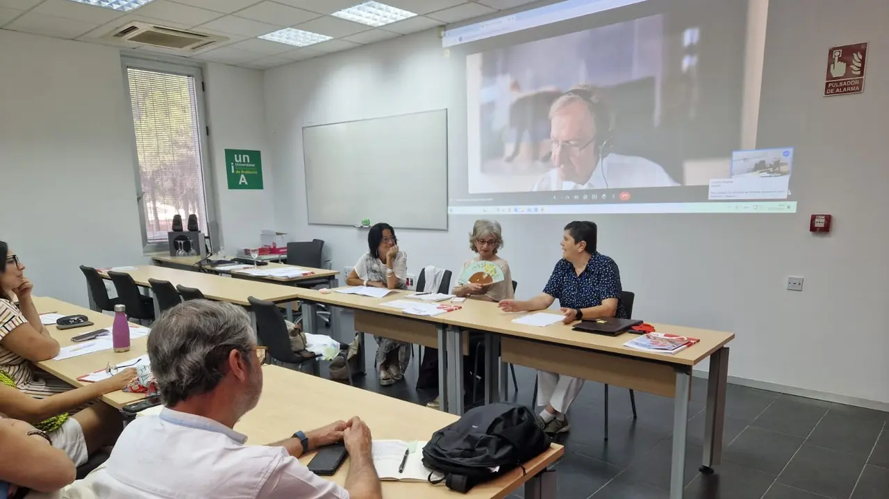 Mesa redonda sobre el papel de la mujer y la radio.