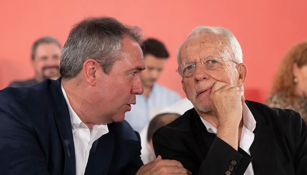 Espadas y Pezzi conversan durante el comit&eacute; director