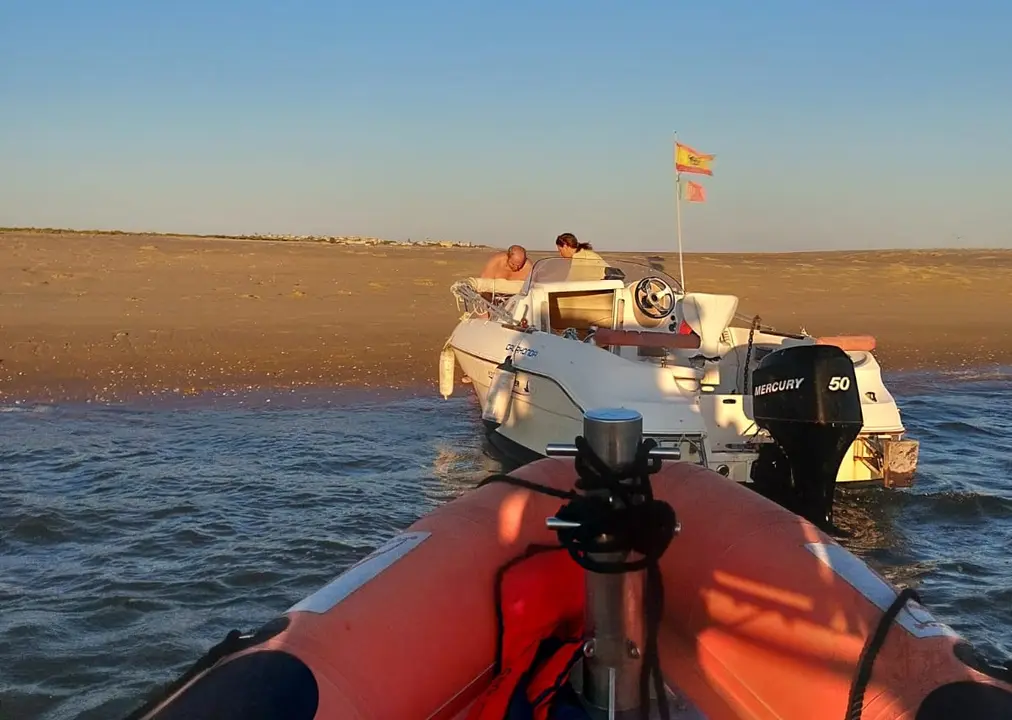 La embarcaci&oacute;n a la deriva fue remolcada
