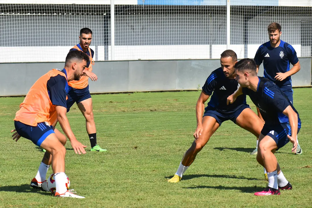 Los jugadores del Decano durante un entrenamiento de esta pretemporada. Fuente: Twitter Recreativo de Huelva