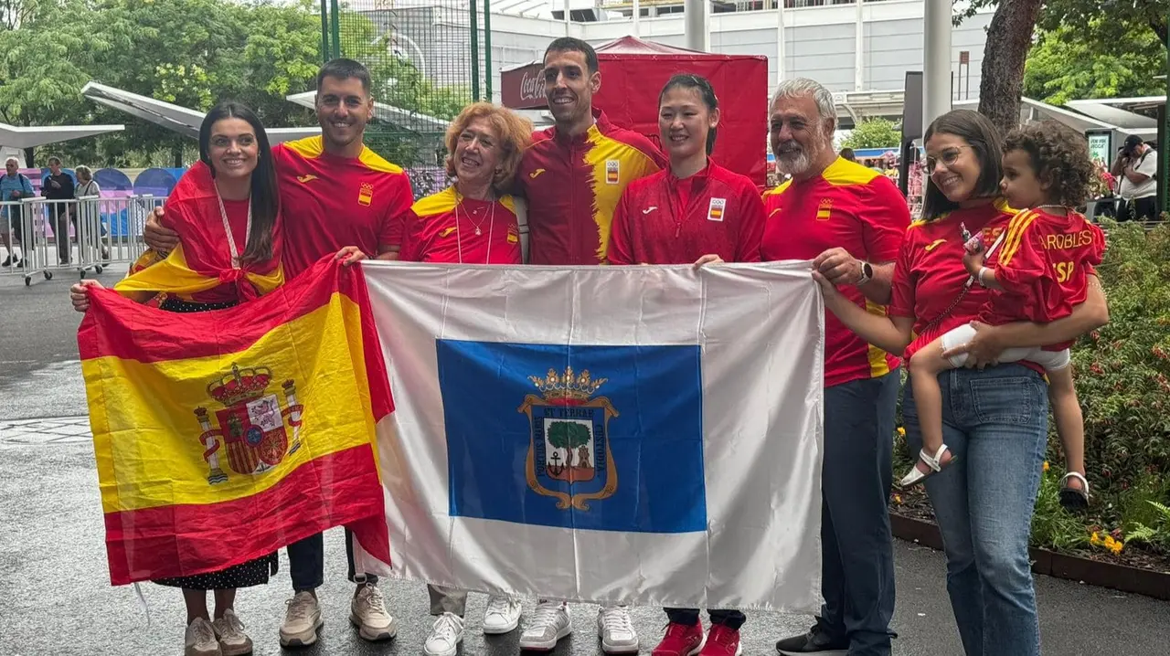 &Aacute;lvaro Robles junto a sus compa&ntilde;eros portando la bandera de Huelva. Fuente: Facebook Pilar Miranda