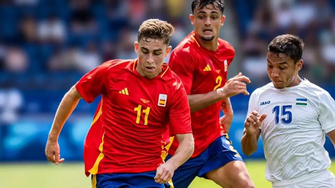 Ferm&iacute;n en debut en los Juegos contra Uzbekist&aacute;n con Marc Pubill de fondo. Fuente: Instagram Ferm&iacute;n L&oacute;pez