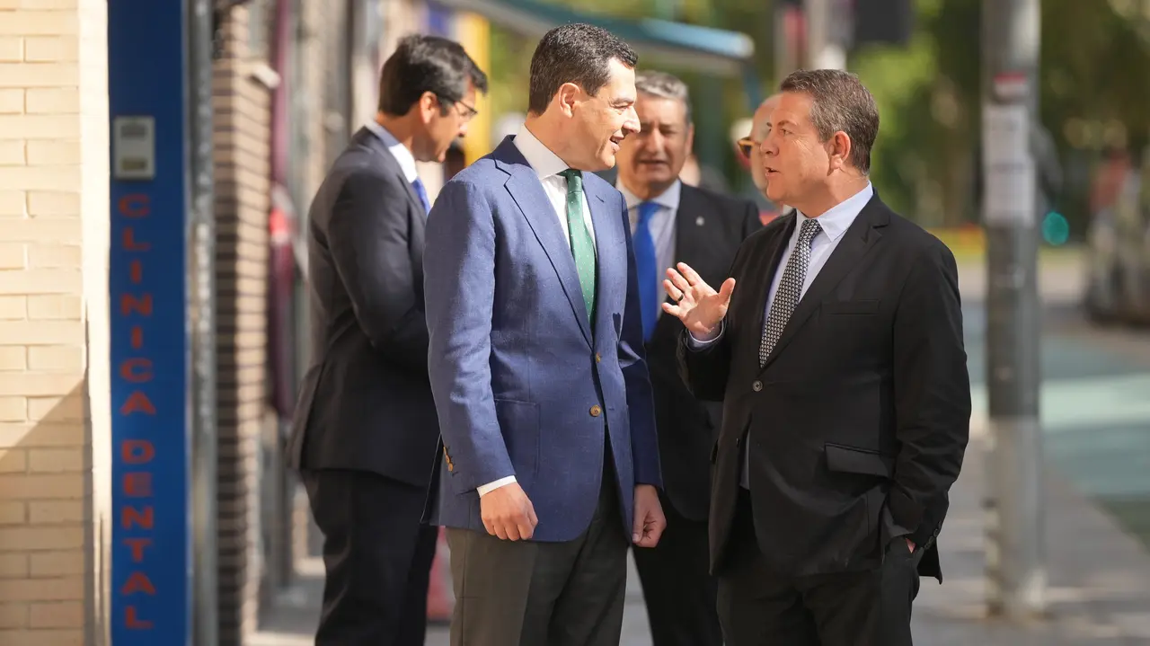El presidente de la Junta de Andaluc&iacute;a, Juanma Moreno, conversa con el presidente de Castilla La Mancha, Emiliano Garc&iacute;a Page. Foto de Archivo.