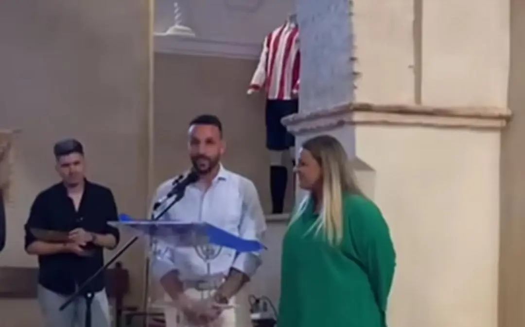 Rub&eacute;n G&aacute;lvez le pide matrimonio a su novia durante la presentaci&oacute;n de la pe&ntilde;a del Recre en su Aracena natal. Fuente: Twitter Recreativo de Huelva