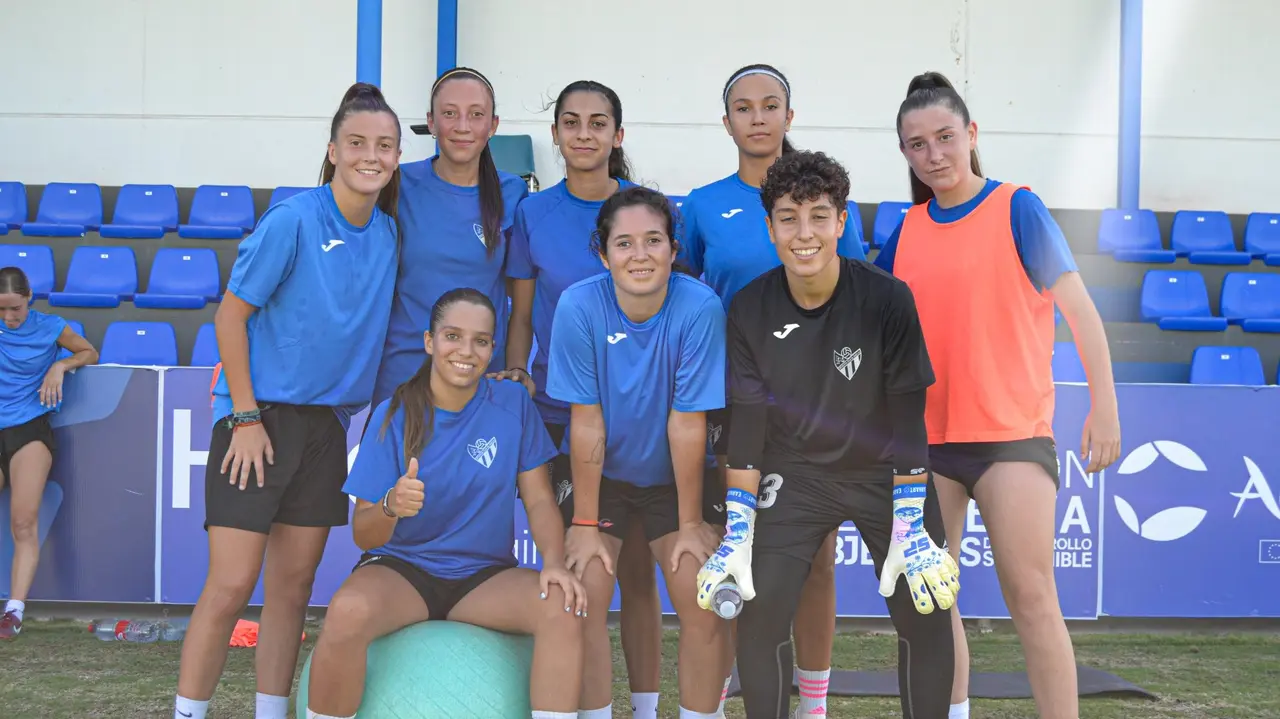 Eva Cintado, Natalia Cano, Lydia y Sof&iacute;a  se unen a la pretemporada de la primera plantilla de las espartanas. Fuente: Twitter Sporting de Huelva