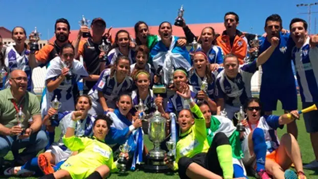 La plantilla del Sporting de Huelva celebra la Copa de la Reina conseguida en 2015. Fuente: Imagen de archivo