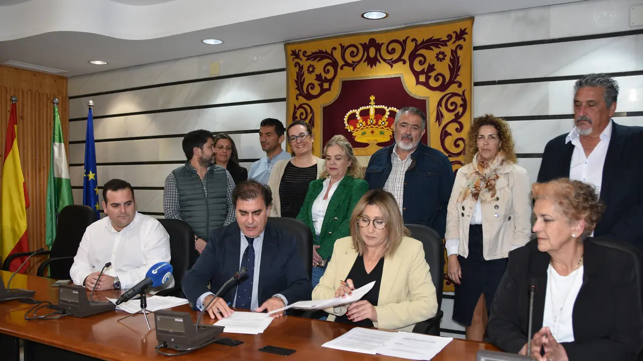 El alcalde de Punta Umbr&iacute;a, Jos&eacute; Carlos Hern&aacute;ndez Cansino, junto a concejales de la Corporaci&oacute;n Municipal.
