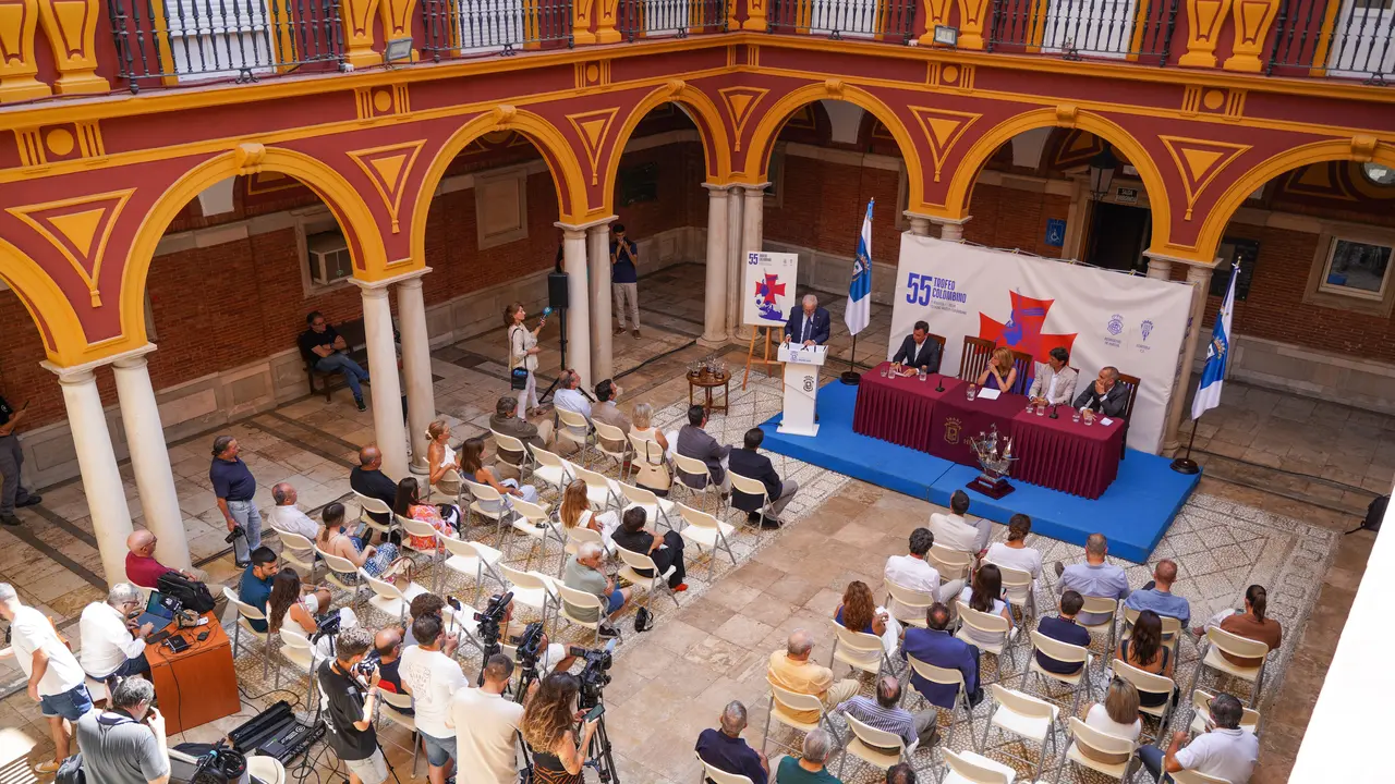 Ambiente en el preg&oacute;n del Trofeo Colombino celebrado en el Ayuntamiento de Huelva