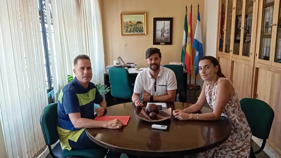 Reuni&oacute;n mantenida entre el alcalde de Rociana del Condado, Paco P&eacute;rez, con el portavoz del PSOE en el municipio. Fuente: Ayto.