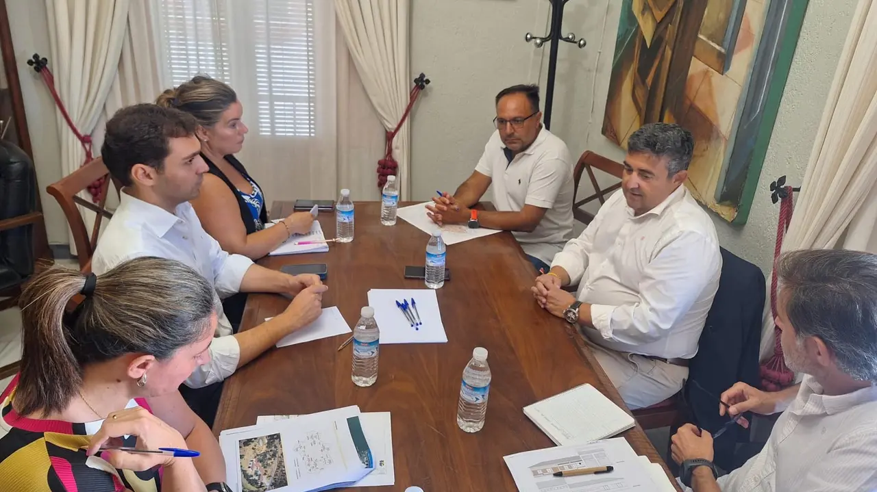 Reuni&oacute;n mantenida entre el delegado de la Junta en Huelva y el alcalde de Lucena del Puerto acompa&ntilde;ado de t&eacute;cnicos.
