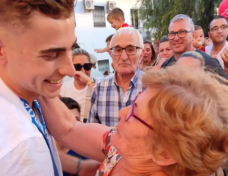 Ferm&iacute;n L&oacute;pez saluda a una paisana suya