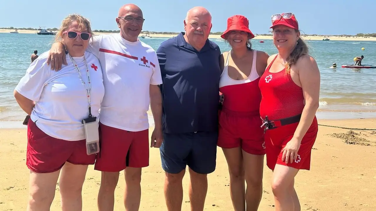 El presidente del Parlamento de Andaluc&iacute;a junto a los voluntarios de Cruz Roja en Nuevo Portil. Foto: Facebook Jes&uacute;s Aguirre.