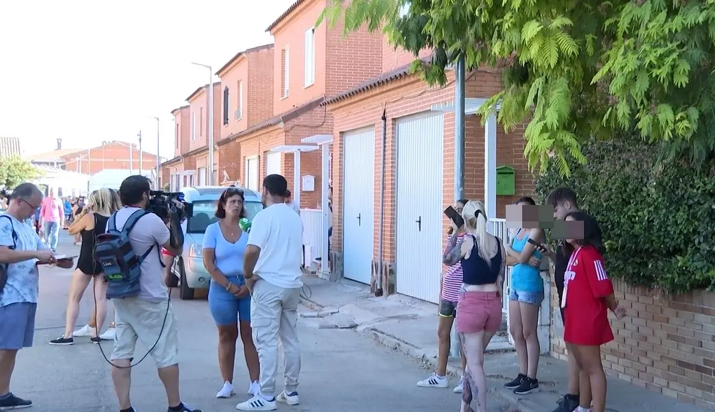 Periodistas en el lugar donde estaba el detenido con su padre