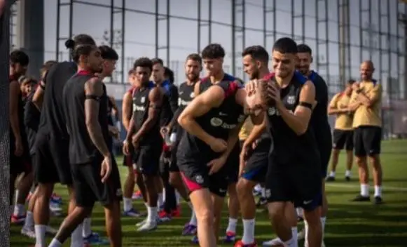 Los jugadores del Bar&ccedil;a le hacen a Ferm&iacute;n el t&iacute;pico pasillo de collejas de recibimiento. Fuente: Instagram de Pedri Gonz&aacute;lez