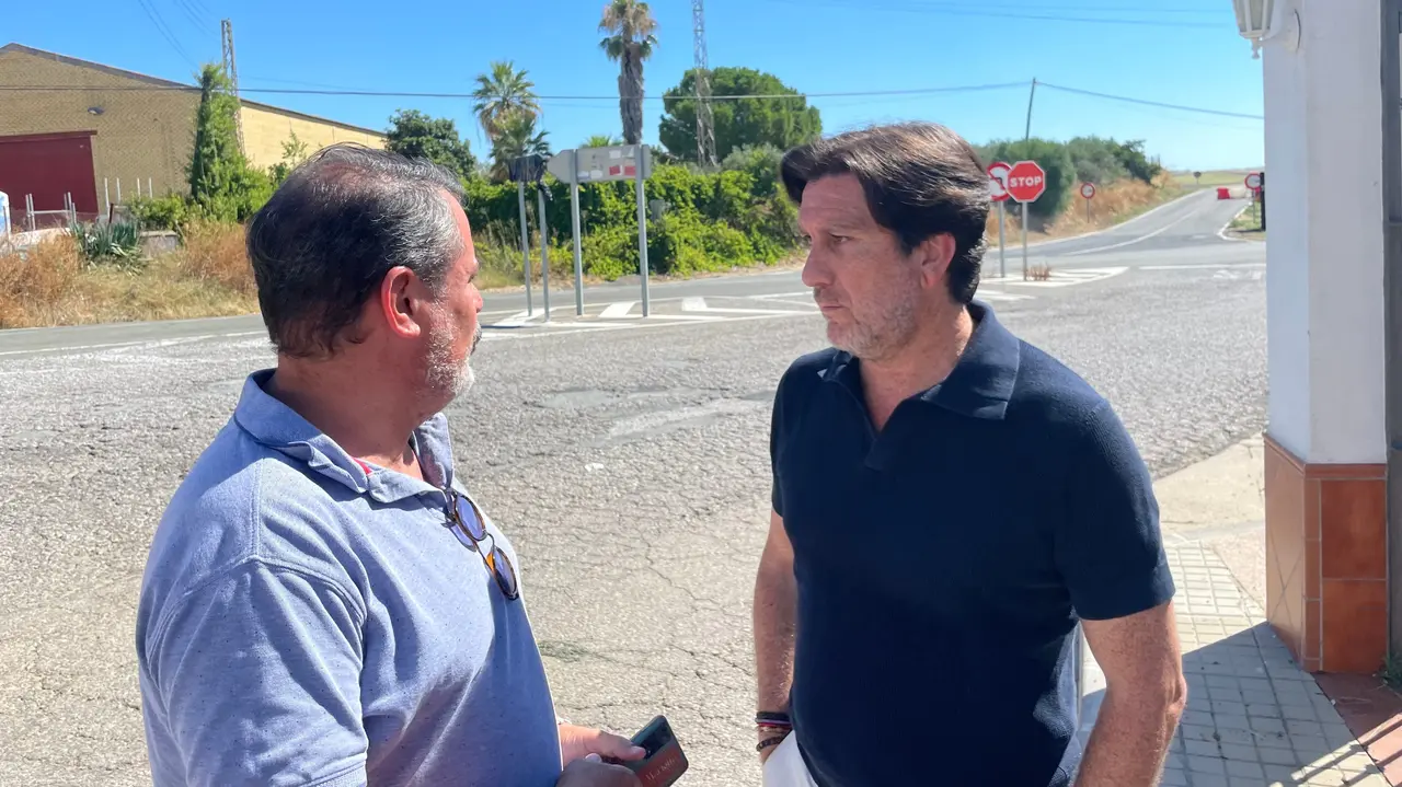 El parlamentario socialista, Enrique Gavi&ntilde;o, en Manzanilla.