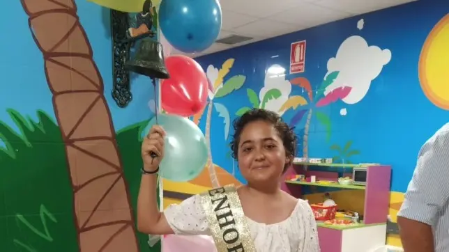 Paula tocando la campana. Fuente: @siguenadandodory