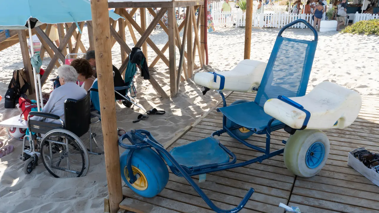 Una de las sillas que facilitan el acceso a la playa.