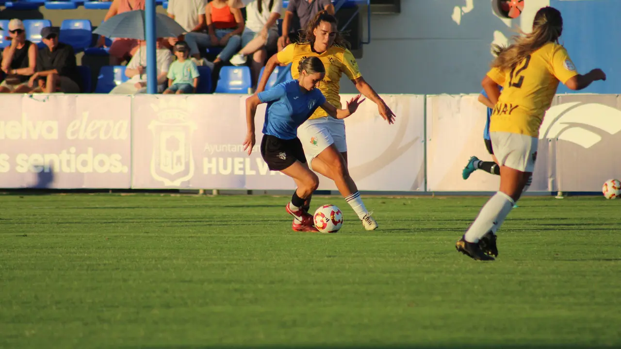 El Sporting durante un amistoso de pretemporada frente al Cacere&ntilde;o Femenino. Fuente: Twitter Sporting de Huelva