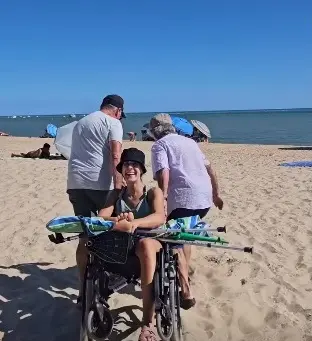 Carolina Mar&iacute;n yendo a la playa