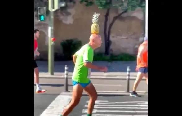 Deportista con una pi&ntilde;a en la cabeza